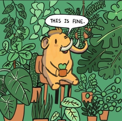 Una viñeta caricaturizada. En ella se muestra un mamut (que refiere al logo de Mastodon), sentado a la mesa de su casa. Tiene una maseta con una planta en sus manos. Su casa está llena de plantas, sugiriendo un ambiente sano, natural y tranquilo. El mamut, sonriente, afirma 'this is fine'.