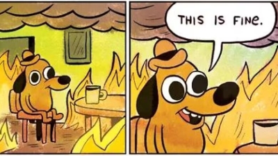 Dos viñetas caricaturizadas. En la primera, un perro sentado a la mesa de su casa. Hay una taza con café sobre la mesa. Su casa se está incendiando. En la segunda, el mismo perro, sonriendo, afirma 'this is fine', traducido como 'esto está bien'.